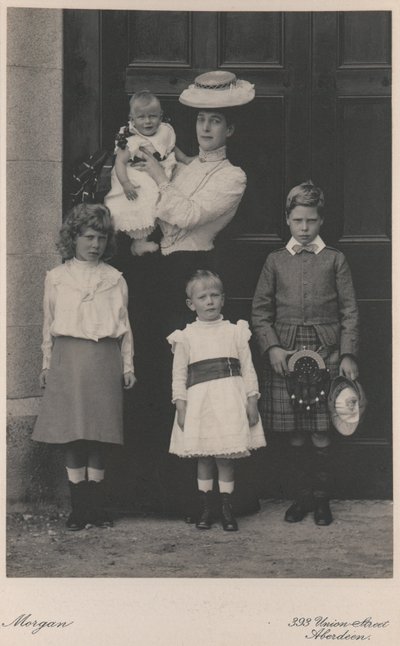 Princesse Alexandra photographiée avec quatre de ses enfants - English Photographer